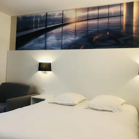 Hotel The Originals Bernay Acropole
