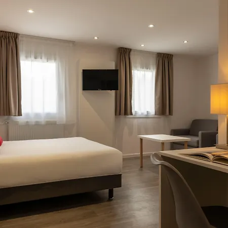 Hotel The Originals Acropole